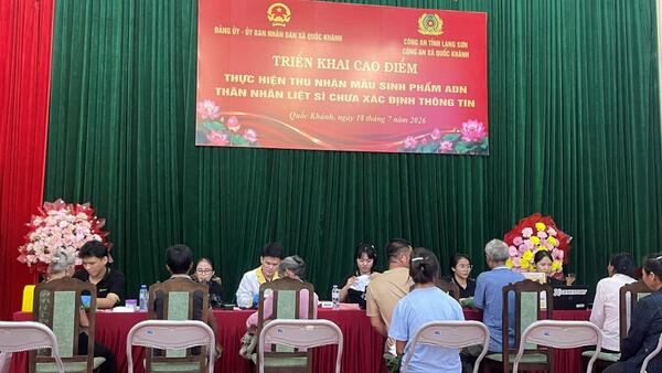CÔNG AN TỈNH LẠNG SƠN PHỐI HỢP VỚI ĐẢNG ỦY, UBND XÃ QUỐC KHÁNH, CÔNG AN XÃ TRIỂN KHAI CAO ĐIỂM THU NHẬN MẪU SINH PHẨM ADN THÂN NHÂN LIỆT SĨ CHƯA XÁC ĐỊNH ĐƯỢC THÔNG TIN
