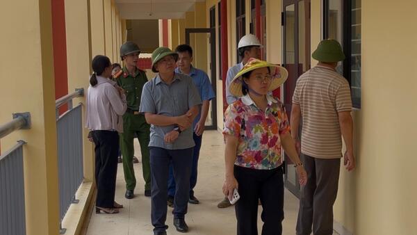 ĐOÀN CÔNG TÁC XÃ QUỐC KHÁNH KIỂM TRA TIẾN ĐỘ CÔNG TRÌNH TRƯỜNG NỘI TRÚ LIÊN CẤP TIỂU HỌC VÀ TRUNG HỌC CƠ SỞ XÃ QUỐC KHÁNH