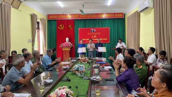 ĐẢNG ỦY XÃ QUỐC KHÁNH TỔ CHỨC LỄ TRAO HUY HIỆU ĐẢNG