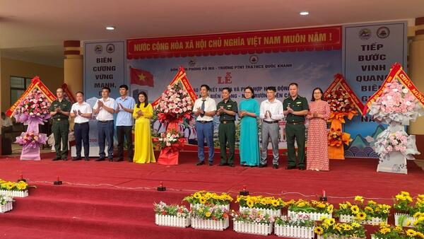 ĐỒN BIÊN PHÒNG PÒ MÃ VÀ TRƯỜNG PTNT TIỂU HỌC VÀ THCS QUỐC KHÁNH KÝ KẾT NGHĨA, TRIỂN KHAI MÔ HÌNH “CỘT MỐC BIÊN CƯƠNG – MÁI TRƯỜNG LIÊN CẤP”